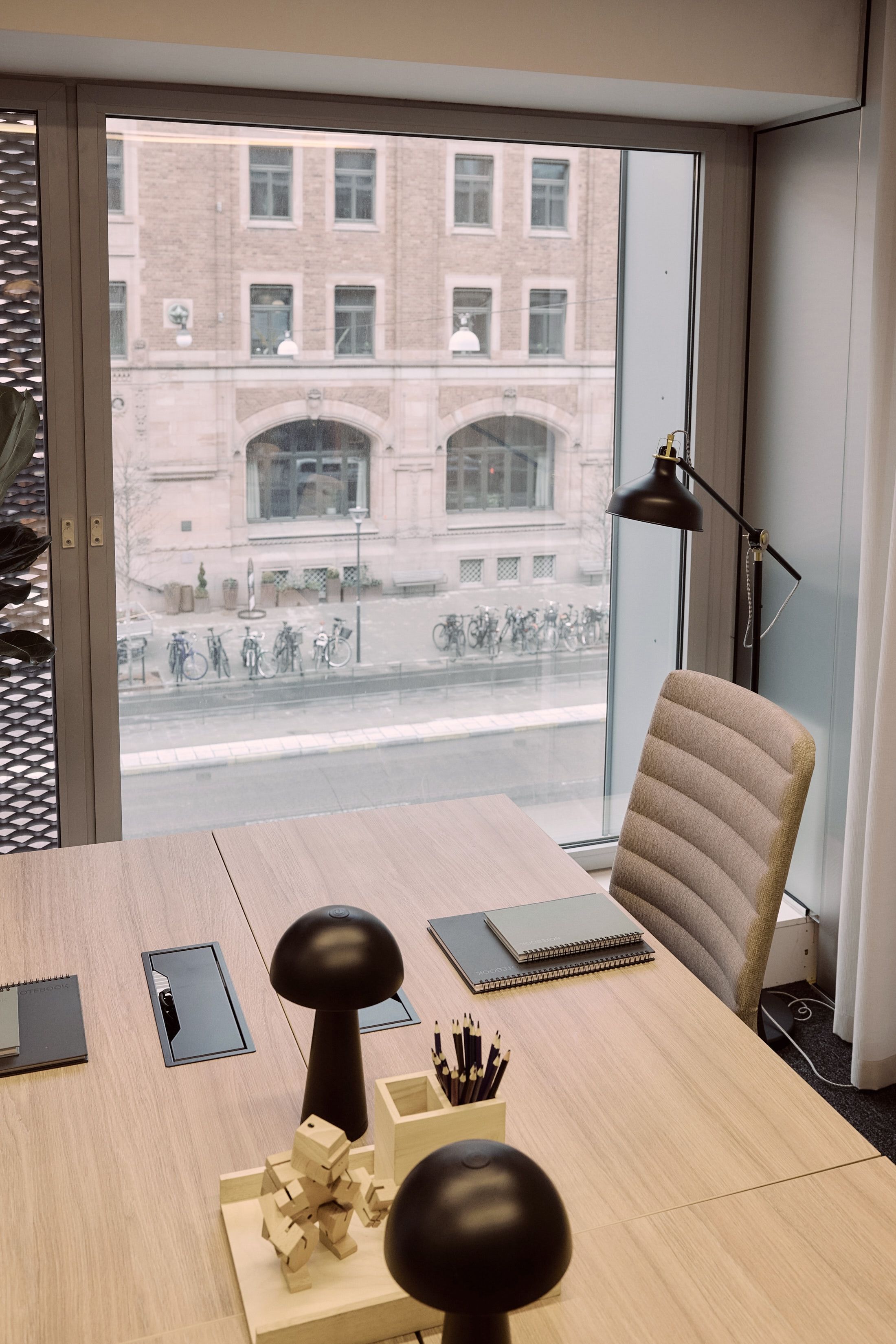 Rum 906 - kontor för 3 personer.