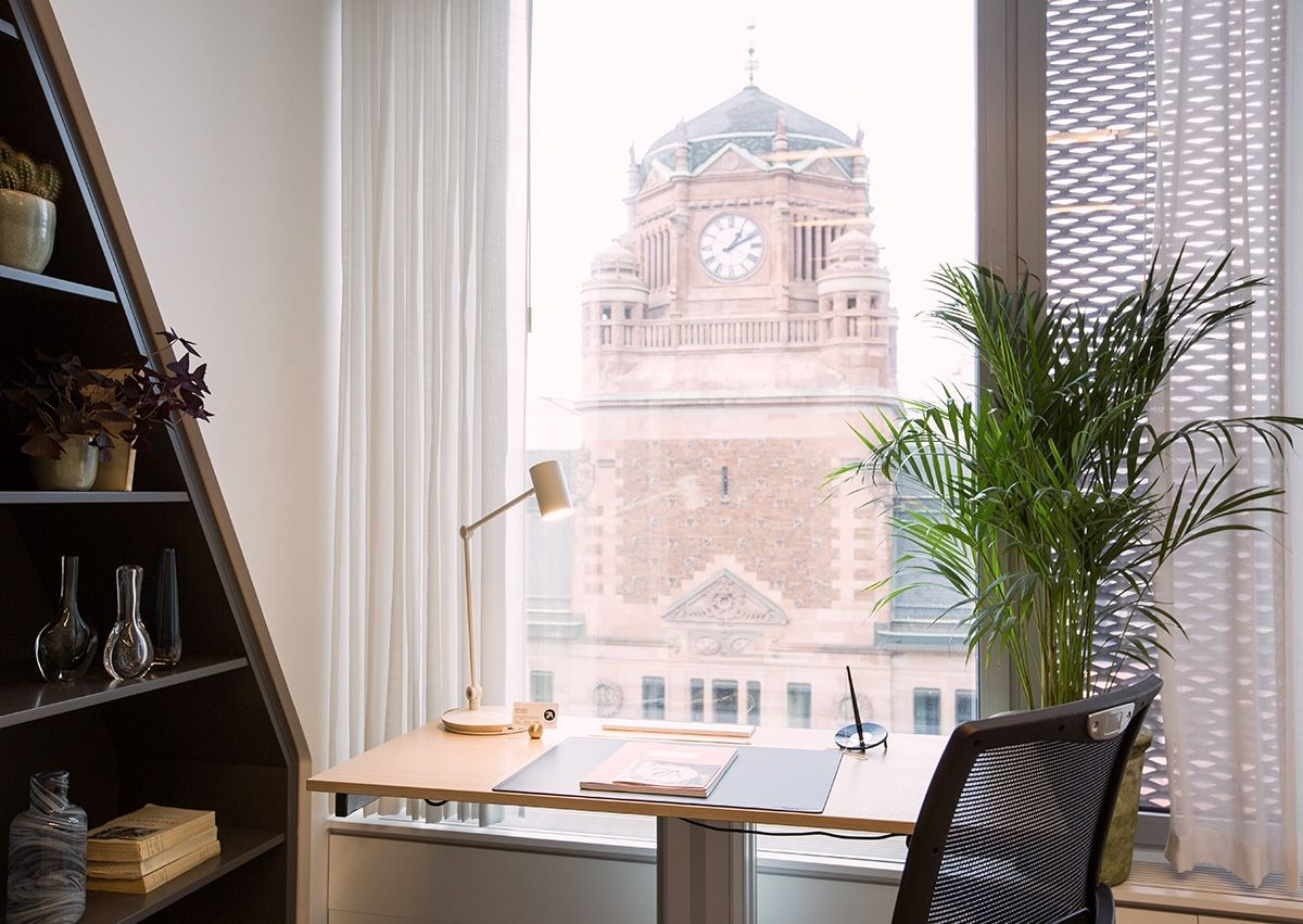 Mindre kontor med panoramavy över stadens folkvimmel