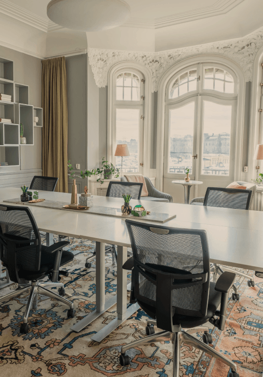 Härligt kontor med makalös utsikt och generös takhöjd.